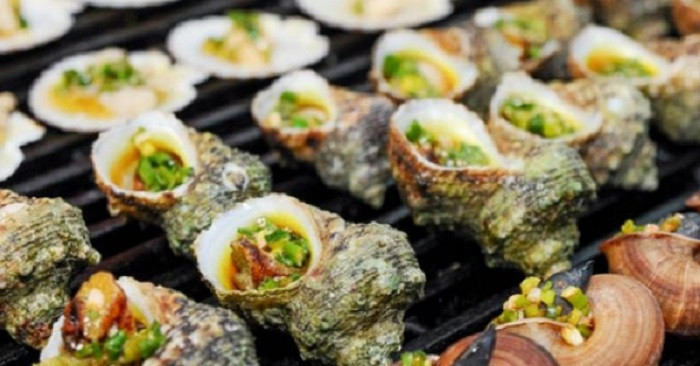 Ốc mắt ngọc nướng: Ốc mặt trăng hay còn gọi là ốc mắt ngọc, có thịt ngọt tựa ốc hương, được chế biến thành nhiều món hấp, luộc, xào… nhưng nổi bật và đơn giản nhất là nướng. Trên đảo, nhiều người thường sẽ nướng chay (không ướp với gia vị) rồi ăn kèm với muối tiêu chanh, có nơi còn nướng kèm bơ tạo vị béo ngậy.