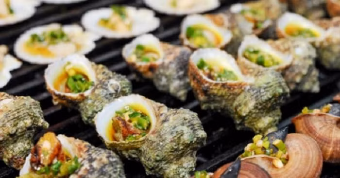 Ốc mắt ngọc nướng: Ốc mặt trăng hay còn gọi là ốc mắt ngọc, có thịt ngọt tựa ốc hương, được chế biến thành nhiều món hấp, luộc, xào… nhưng nổi bật và đơn giản nhất là nướng. Trên đảo, nhiều người thường sẽ nướng chay (không ướp với gia vị) rồi ăn kèm với muối tiêu chanh, có nơi còn nướng kèm bơ tạo vị béo ngậy.