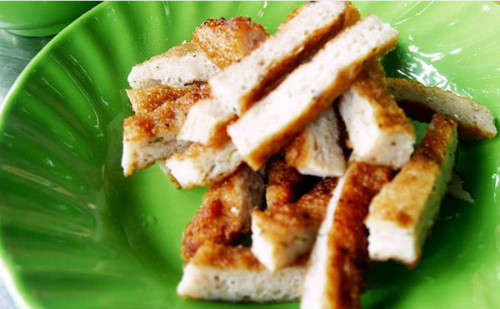 Chả cá thu chiên là món ngon nổi tiếng của Nam Du. Được làm từ cá tươi, chả giã bằng tay nên thịt rất chắc. Khi chiên miếng chả cá sẽ có màu vàng bắt mắt, hương thơm ngào ngạt, vị ngọt, nóng hổi chấm cùng tương ớt có mùi vị rất đậm đà.