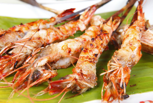 Tôm nướng sả: Tôm tươi được tẩm ướp gia vị cho vừa miệng cùng sả và ớt, đem nướng trên bếp than hoa. Cách làm tuy đơn giản nhưng làm hương vị đậm đà, tươi ngon.