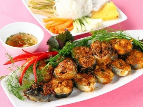 Cá chình nướng riềng mẻ: Cá chình chắc thịt và thơm, được nướng với hai gia vị là riềng và mẻ mang lại hương vị rất tuyệt vời. Vị của riềng không quá hắc, vị của mẻ không quá chua, quyện với vị ngọt của cá khiến món ăn có hương vị rất đặc biệt.