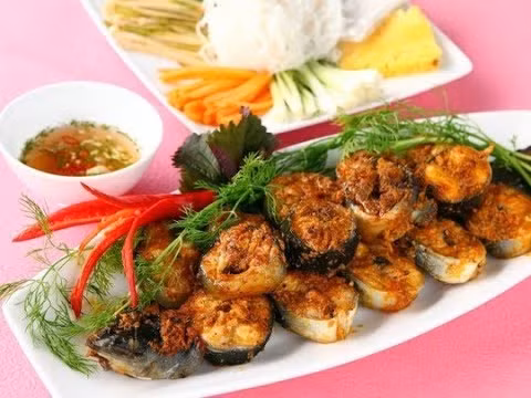 Cá chình nướng riềng mẻ: Cá chình chắc thịt và thơm, được nướng với hai gia vị là riềng và mẻ mang lại hương vị rất tuyệt vời. Vị của riềng không quá hắc, vị của mẻ không quá chua, quyện với vị ngọt của cá khiến món ăn có hương vị rất đặc biệt.