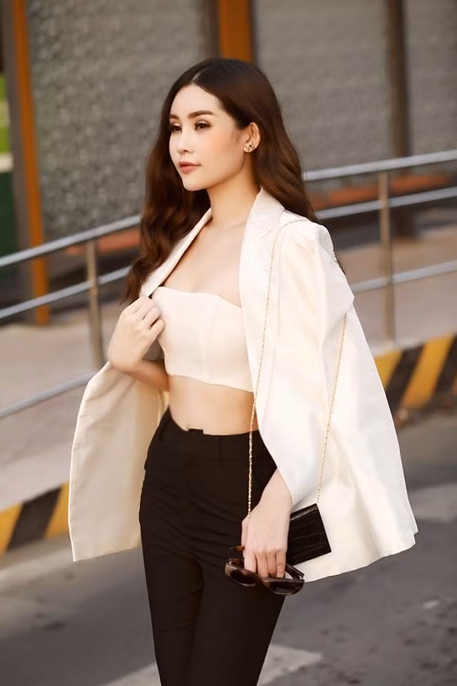 Hoa hậu Đại dương 2017 tự tin mix đồ sang chảnh dạo phố với những mẫu thiết kế thời thượng.