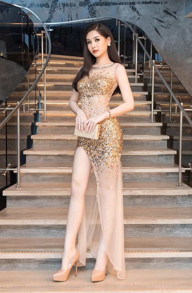 Chất liệu xuyên thấu cũng được người đẹp ưu tiên hơn cả.