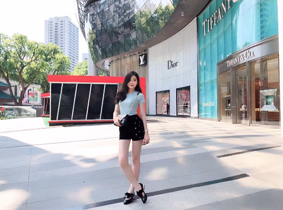 Trang phục xuống phố của Ngân Anh khá đơn giản với áo phông và quần short khoe eo thon và chân dài.