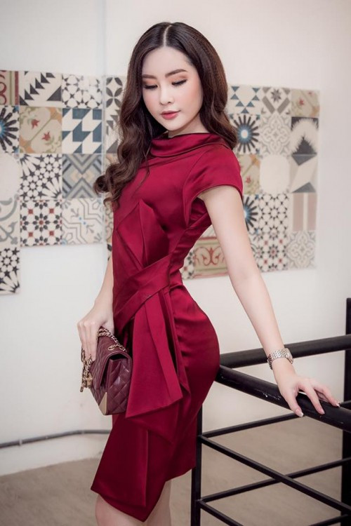 Chiếc váy đỏ thắt eo giúp Ngân Anh tôn lên đường cong trên cơ thể.