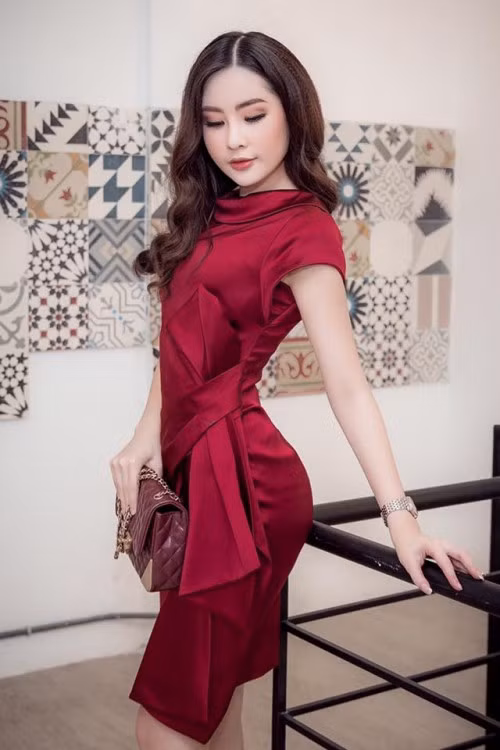 Chiếc váy đỏ thắt eo giúp Ngân Anh tôn lên đường cong trên cơ thể.