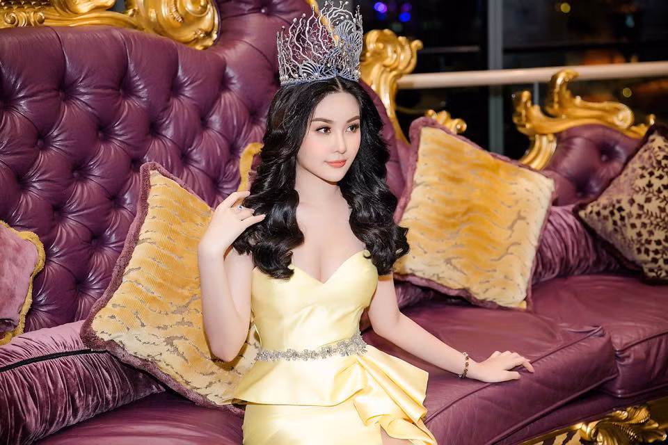 Chiếc váy vàng lộng lẫy giúp làm nổi bật lên vóc dáng nuột nà của Ngân Anh.