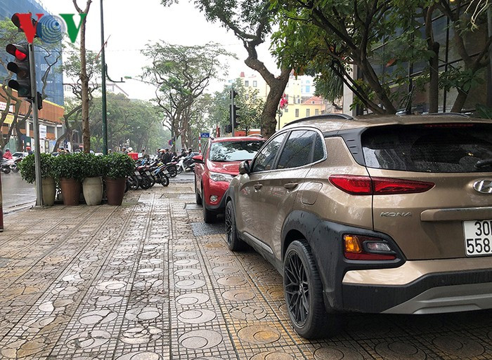 Phố Lý Thường Kiệt ô tô xếp hàng nối đuôi trên hè.