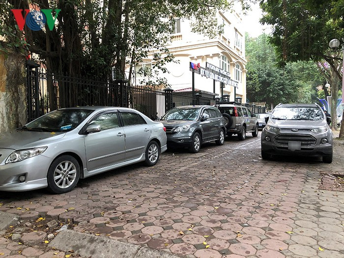 Xe ô tô đỗ trên phố Ngô Quyền.