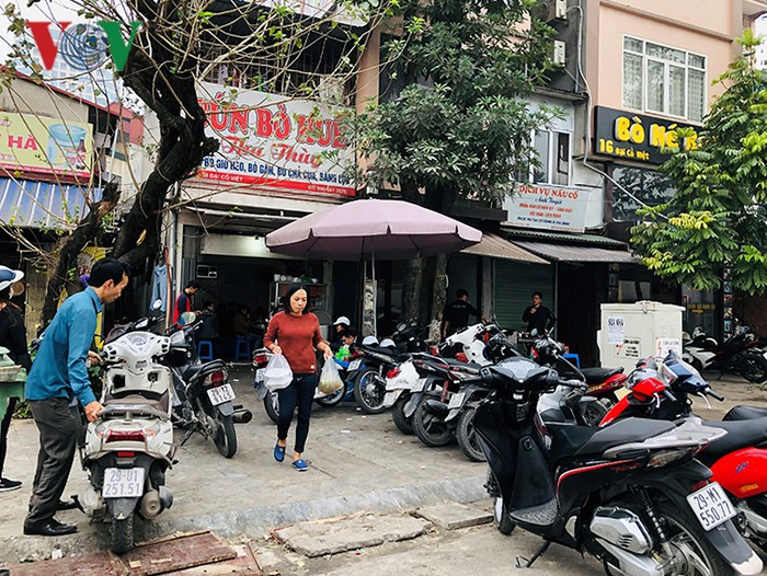 Theo người dân vi phạm quán này thường vào buổi trưa thế nhưng chưa bao giờ thấy công an phường đi kiểm tra. Thi thoảng mới thấy bóng dáng công an ngồi trên xe ô tô chạy qua "nhắc nhở" khi vỉa hè thông thoáng.