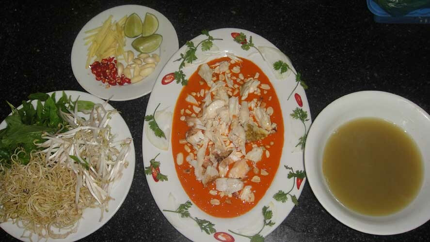 Tiết canh cua Cà Mau: Nghe đến tên món này, ai ai cũng thấy lạ vì chưa từng nghe đến “tiết canh cua” bao giờ. Tuy nhiên, đây lại là món ăn mà chỉ một lần nếm thử cũng khiến người ta nhung nhớ cả đời. Cua dùng để làm món này bắt buộc phải là cua biển. Muốn ngon hơn thì những con cua có gạch sẽ là lựa chọn tối ưu, như thế đĩa tiết canh sẽ ngọt hơn và bổ dưỡng hơn. Làm món này rất “hao” cua, phải cần đến 3-4 con cua, mỗi con trọng lượng xấp xỉ 1kg mới đủ tiết canh cua làm.
