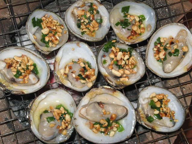 Vọp nướng chấm muối tiêu: U Minh bây giờ rất hiếm vọp, vì thế, vọp nướng chấm muối tiêu tuy đơn giản nhưng mấy chốc đã trở thành cao lương mĩ vị. Để làm món này, vọp ta phải được rửa sạch và để trên cao cho ráo nước. Gia vị cần chuẩn bị cũng rất đơn giản, chỉ bao gồm muối tiêu chanh, bột ngọt, các loại rau cải.