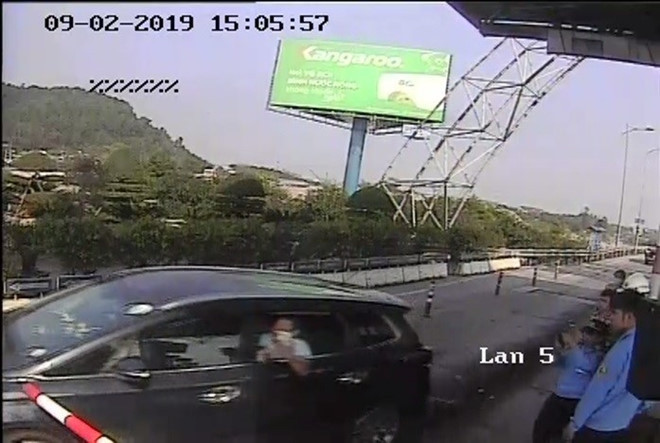 Canh sat xu ly nhom nguoi gay roi o tram thu phi ngay Tet