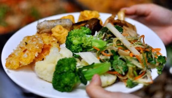 Nấu một bữa tiệc chay còn công phu hơn là tiệc mặn và giá thành không hề thấp nếu làm đúng yêu cầu. Gọi là ăn chay nhưng từ những nguyên liệu đơn giản là rau, đậu, củ, quả, nấm, phù chúc, bánh tráng… người đầu bếp giỏi vẫn chế biến thành những món ăn sang trọng.