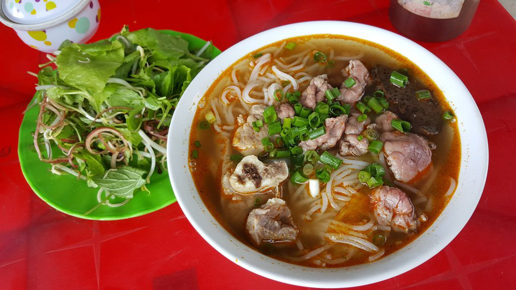Bún bò Huế: Đây là món ăn nổi tiếng được nhiều du khách biết đến nhất trong các món đặc sản Huế. Bún bò Huế mang một hương vị đặc trưng riêng mà không nơi nào có được, đó là vị ngọt thanh của gia vị cùng với mùi sả, ruốc, nước dùng, thịt luộc ăn kèm với rau thơm, chanh, tiêu, nước mắm…tạo nên sức hấp dẫn tới lạ lùng.