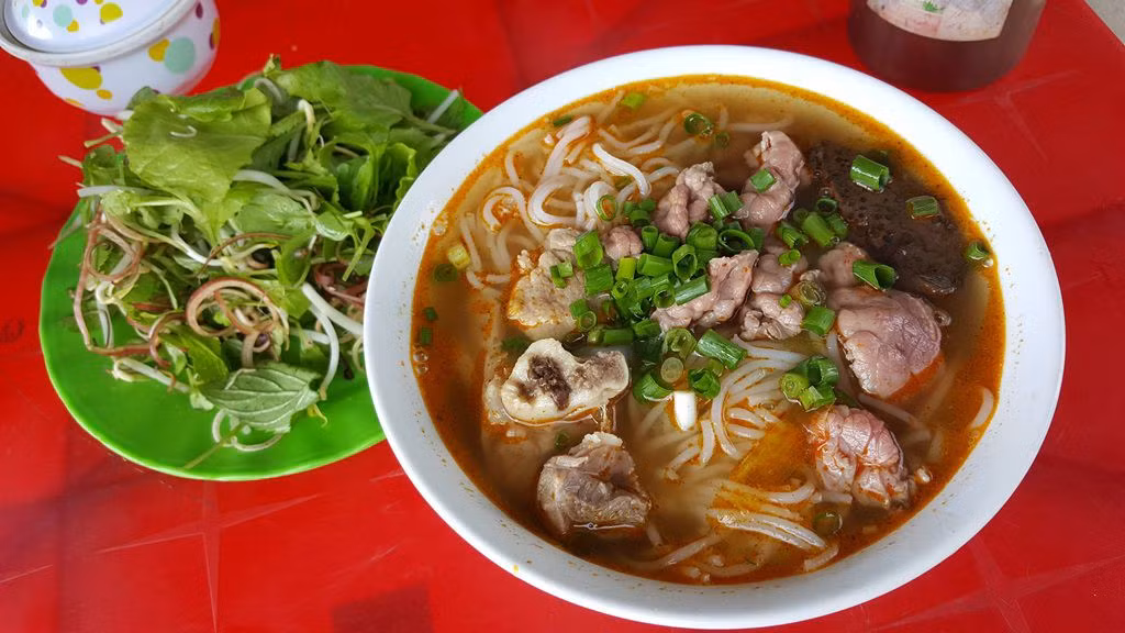 Bún bò Huế: Đây là món ăn nổi tiếng được nhiều du khách biết đến nhất trong các món đặc sản Huế. Bún bò Huế mang một hương vị đặc trưng riêng mà không nơi nào có được, đó là vị ngọt thanh của gia vị cùng với mùi sả, ruốc, nước dùng, thịt luộc ăn kèm với rau thơm, chanh, tiêu, nước mắm…tạo nên sức hấp dẫn tới lạ lùng.