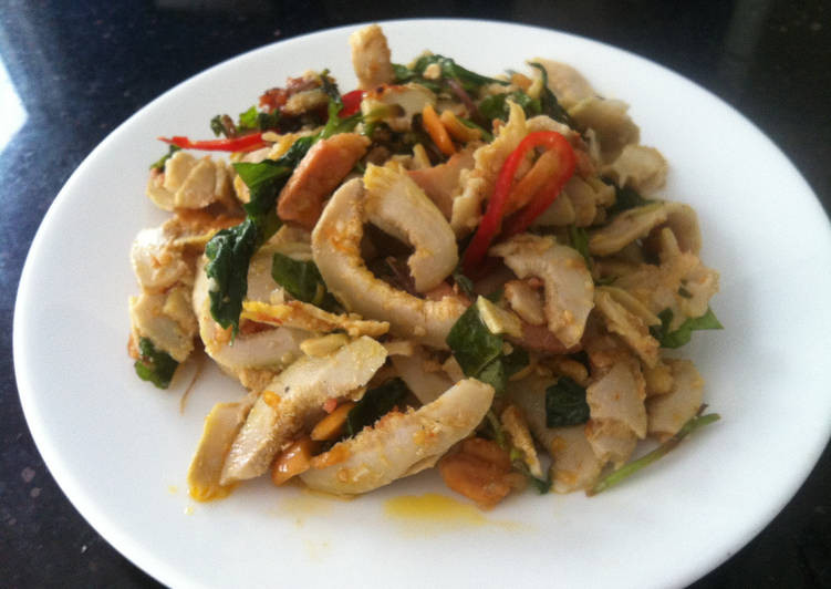 Với hương vị bùi bùi, thơm thơm của trái vả tạo nên hương vị vô cùng hấp dẫn, ăn hoài không ngán. Để tìm một cửa hàng vả trộn Huế không khó bạn có thể tìm thấy tại nhiều quán ăn bình dân trên đường phố ở Huế.