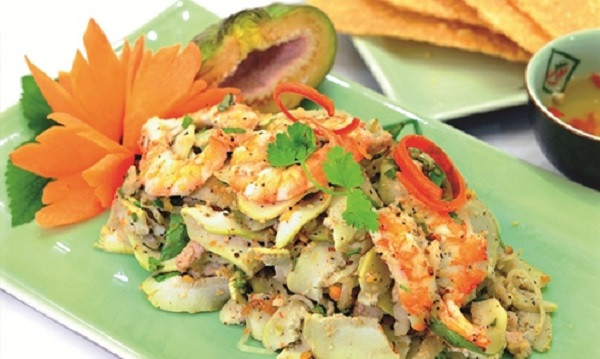 Vả trộn Huế: Là món ăn vô cùng dân dã nhưng vả trộn lại là đặc sản và cùng là niềm tự hào của người dân xứ Huế. Được làm từ trái vả rẻ tiền ở Huế trộn với thịt heo nạc, tôm luộc, bì lợn…cùng gia vị, rau thơm, khi thưởng thức không cần dùng đũa mà bé bánh tráng nước để xúc.