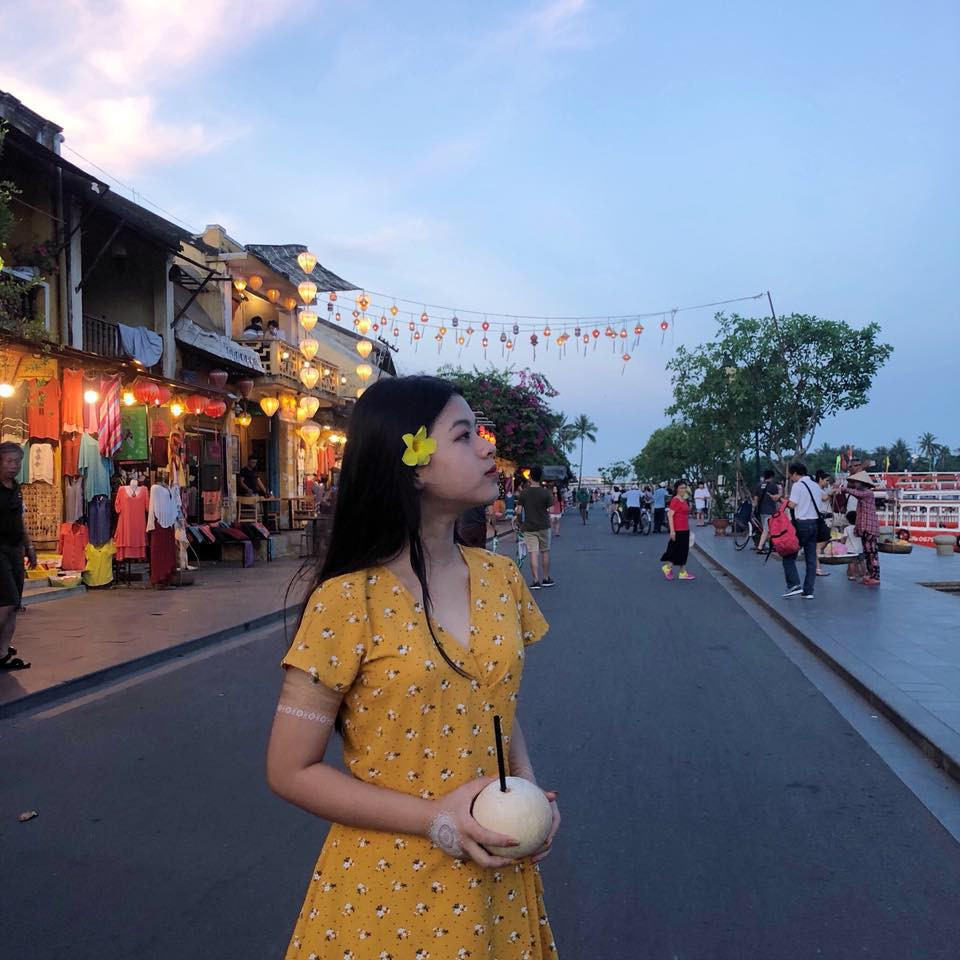 Mỹ nhân 15 tuổi ra dáng thiếu nữ với các kiểu đầm nhẹ nhàng.