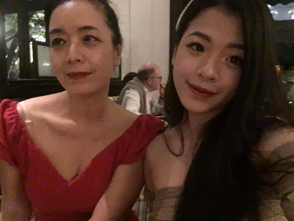 Hồng Khanh khá ưa chuộng những mẫu váy áo trễ vai gợi cảm.