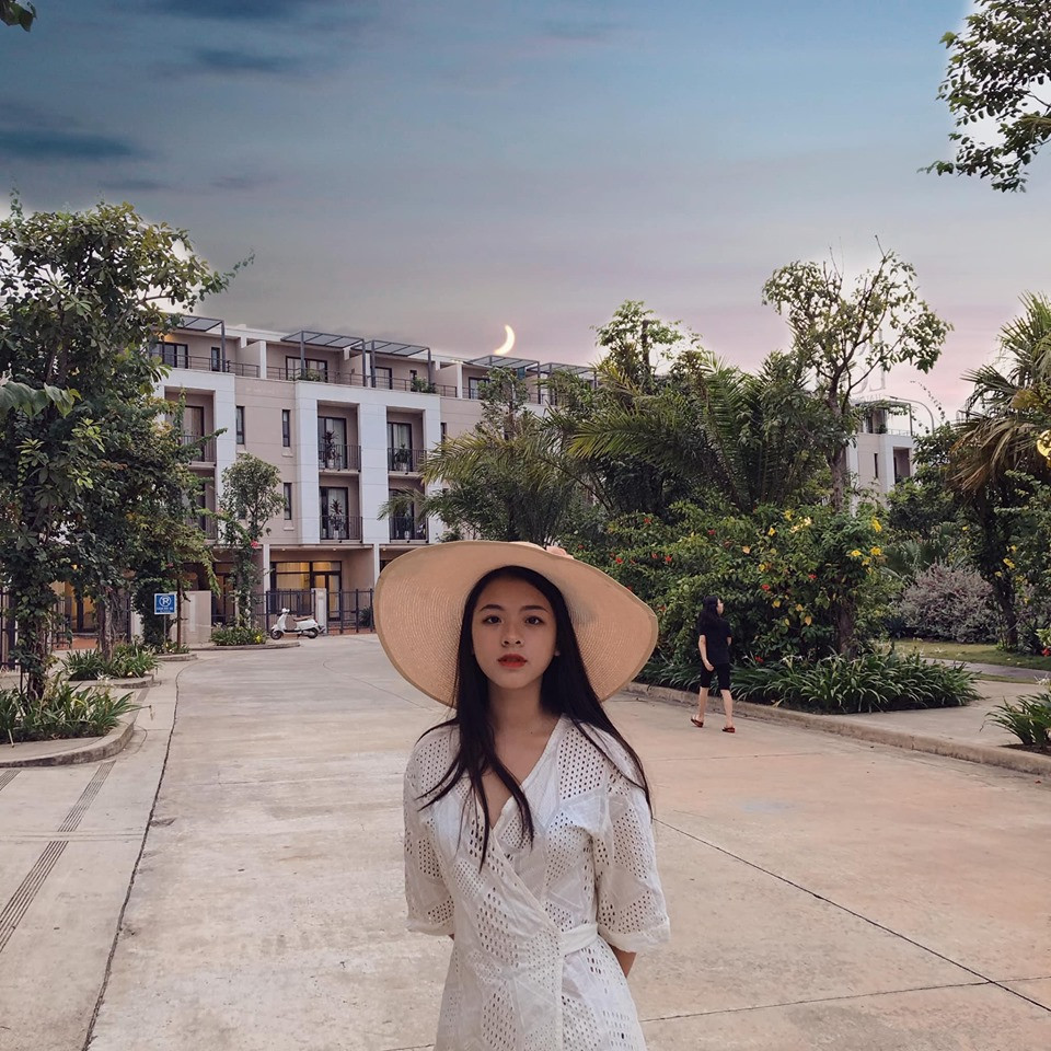 Mặc dù mới 15 tuổi nhưng cô bé đã sở hữu thân hình cân đối với vòng eo thon gọn.