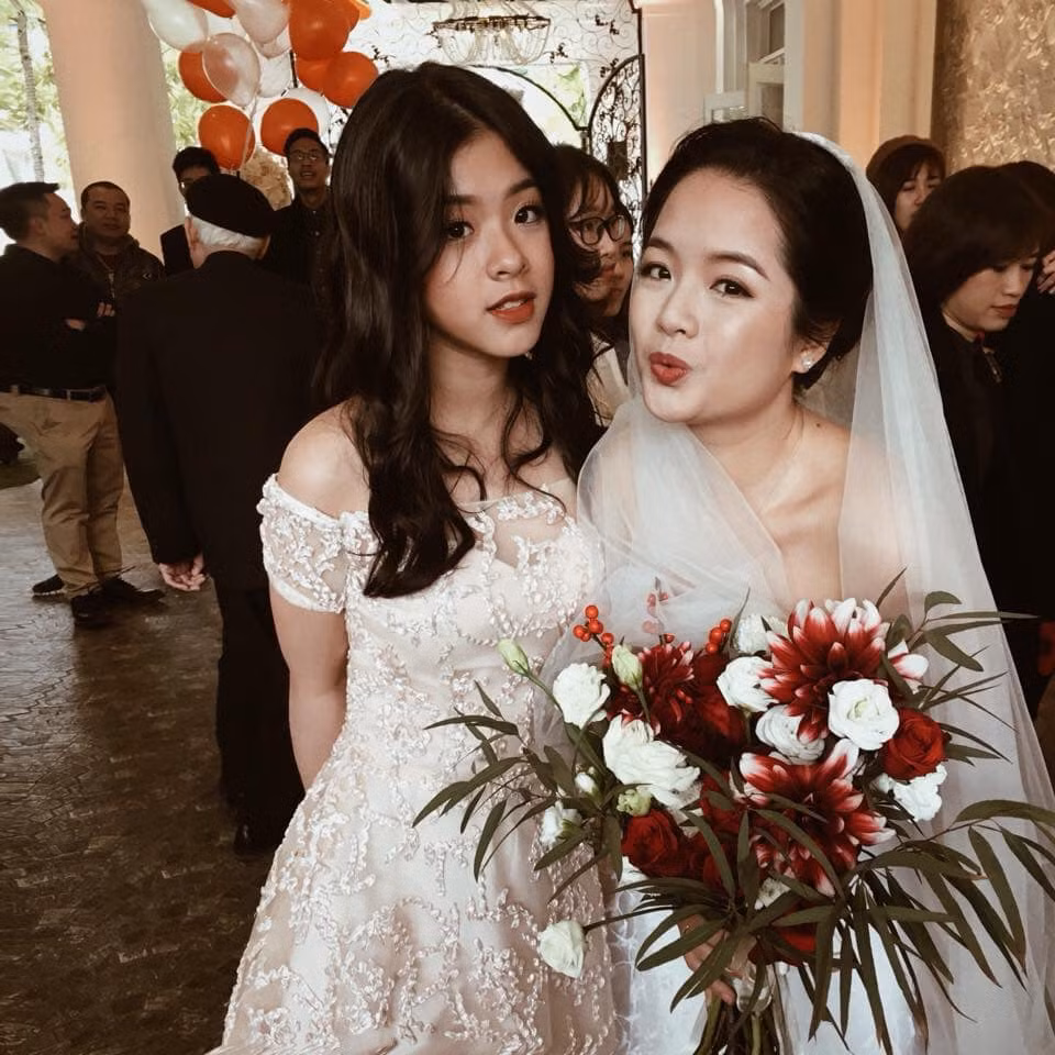 Kiều Khanh mặc váy trắng xinh đẹp trong ngày cưới của chị gái Hồng Mi. Ảnh: FBNV.