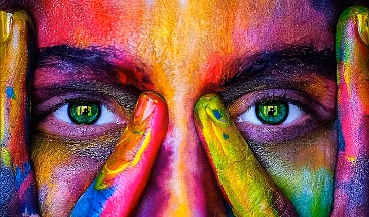 Đôi mắt ánh lên màu bảy sắc cầu vồng.