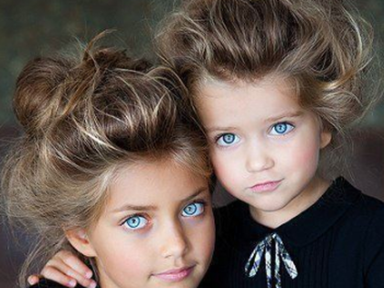 Hai chị em có đôi mắt xanh tuyệt đẹp.