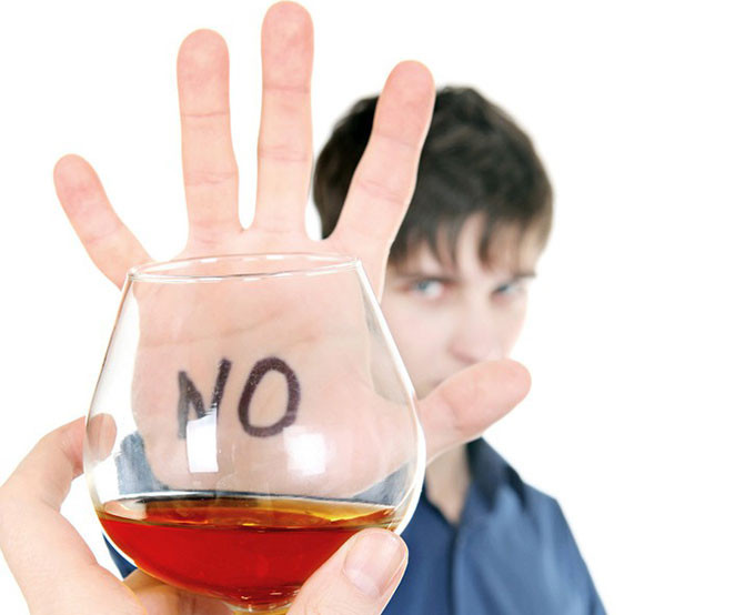 Hạn chế uống rượu: Có thể bạn đã nghe rằng một lượng rượu nhỏ sẽ giúp tốt cho tim mạch. Tuy nhiên, hãy lưu ý rằng rượu sẽ làm tăng huyết áp, đau tim, đột quỵ… Do đó, bạn nên kiêng hoặc chỉ nên uống 1 – 2 ly nhỏ/ ngày để không tổn hại đến sức khỏe.