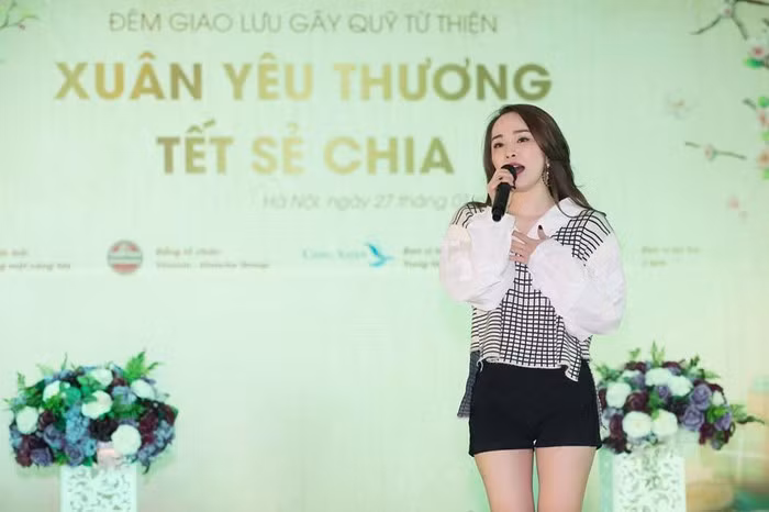 Quỳnh Nga phối áo sơ mi với quần short ngắn đơn giản khoe chân dài.