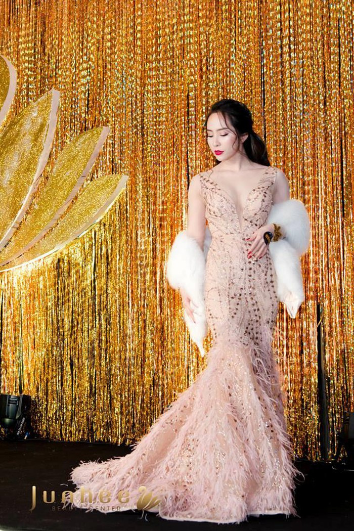 Quỳnh Nga hóa quý cô kiêu sa, lộng lẫy trong chiếc đầm lông lấp lánh.
