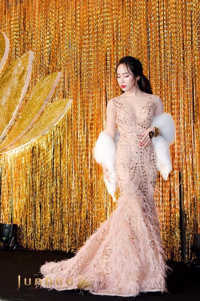 Quỳnh Nga hóa quý cô kiêu sa, lộng lẫy trong chiếc đầm lông lấp lánh.