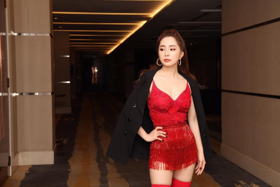 Nàng “cá sấu” có gu thời trang sexy, thường xuyên khoe body với vòng 1 khủng và eo con kiến.