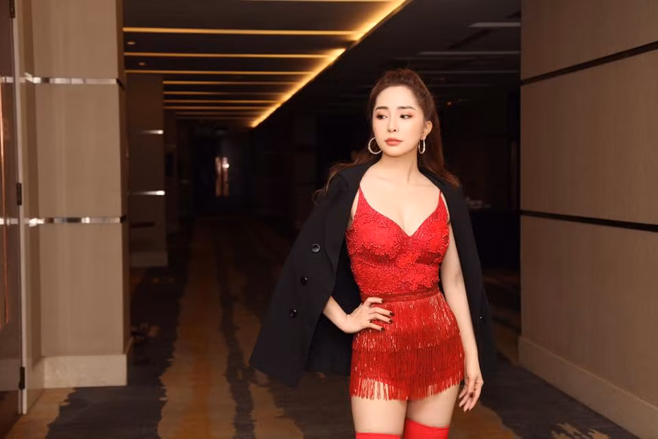 Nàng “cá sấu” có gu thời trang sexy, thường xuyên khoe body với vòng 1 khủng và eo con kiến.