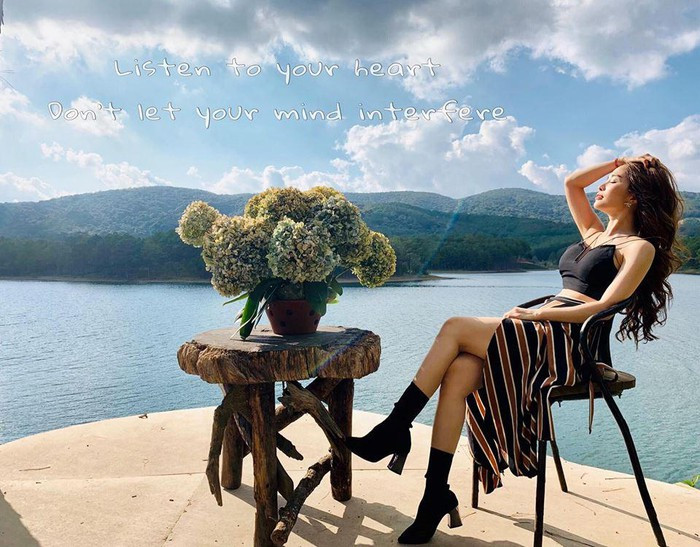 Kiểu áo hai dây khiến người đẹp vô cùng gợi cảm.