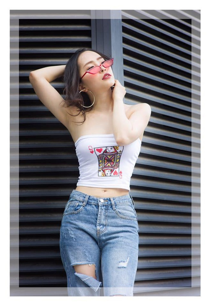 Set đồ áo quây và quần jean giúp cô khoe vòng eo con kiến.