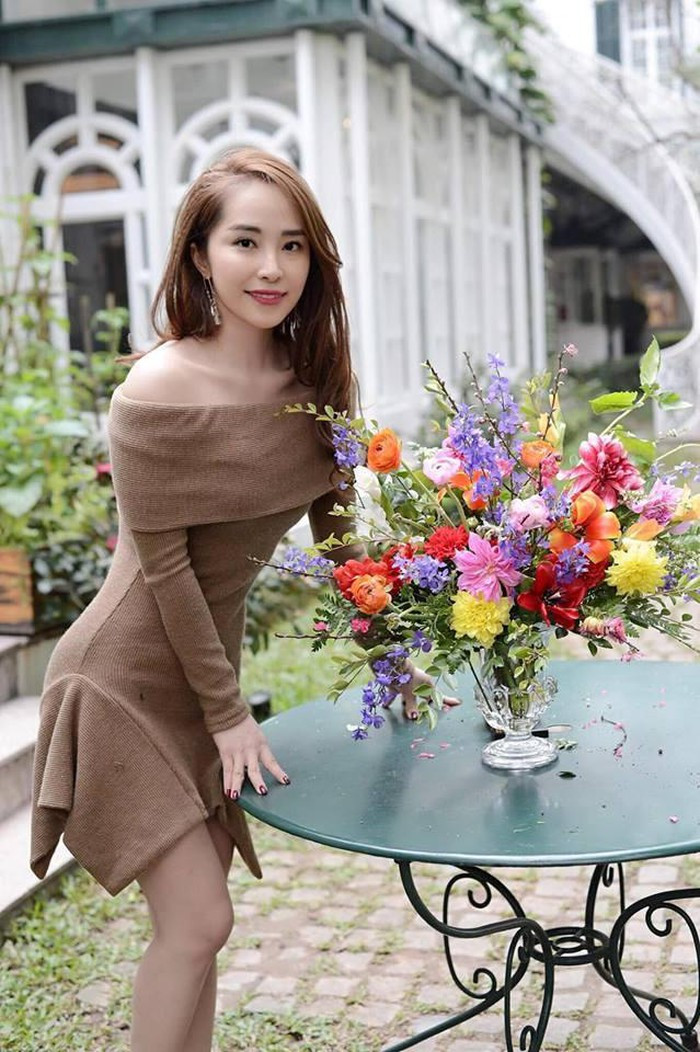 Những trang phục trễ vai được người đẹp tận dụng triệt để nhằm khoe bờ vai nõn nà.