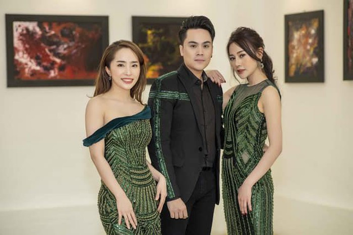 Người đẹp 8X mặc chiếc đầm xanh trễ vai vô cùng quyến rũ.