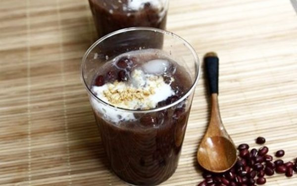 Chè đỗ đen hay đậu đen là món quà vặt phổ biến và được nhiều người yêu thích mỗi khi hè về. Trước đây thường chè đỗ đen chỉ cho thêm vài giọt dầu chuối ăn cùng.