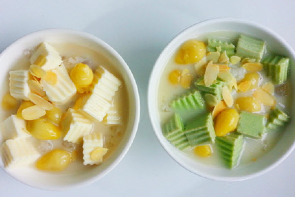 Chè khúc bạch cũng là một trong những món chè không còn xa lạ với người dân Hà Thành. Đây được xem là món ăn giải khát thanh đạm và thơm ngon.