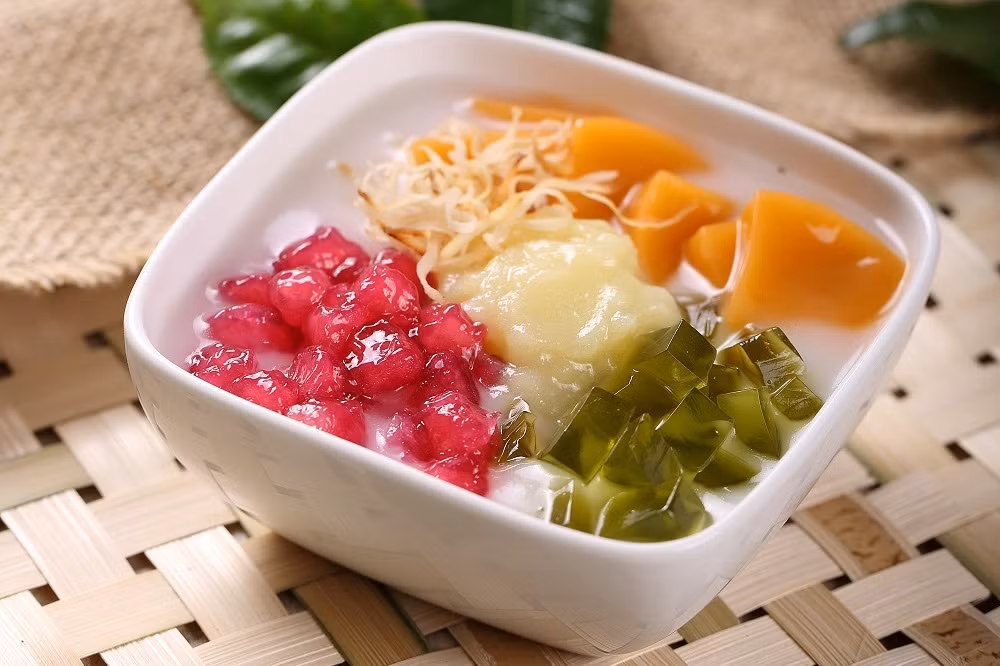 Chè sương sa hạt lựu: Là món chè dân dã được làm từ nguyên liệu thuần tự nhiên không dính nhiều đến hóa chất, sương sa hạt lựu hay người miền Trung thường gọi với cái tên thân thương “xoa xoa” vẫn hớp hồn bao thế hệ lớn bé mỗi độ hè về.