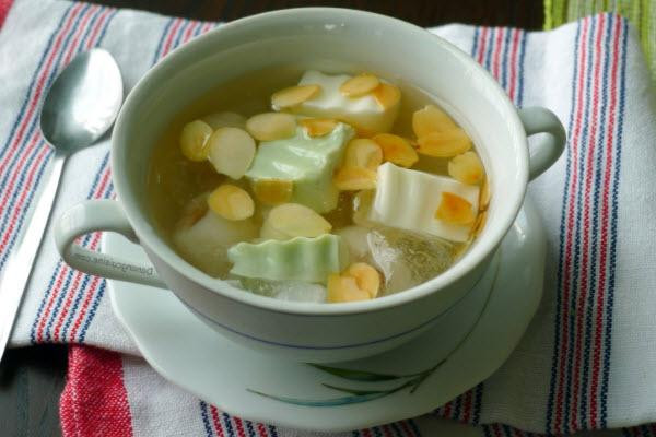 Cái tên gọi “Khúc Bạch” cũng đủ để miêu tả hình dáng của món ăn, đó là những viên thạch rau câu được cắt khúc vừa ăn có màu trắng của sữa hay nước cốt dừa. Chè khúc bạch hoàn toàn không khó làm, bạn có thể tự tay nấu món chè độc đáo, lạ miệng và mát lạnh để “chiêu đãi” cả gia đình.