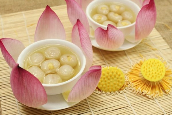 Chè hạt sen long nhãn là một trong những món mang đậm phong cách ẩm thực của miền đất cố đô Huế. Không những ngon mà còn rất tốt cho sức khỏe vì có tác dụng giải nhiệt cho cơ thể.