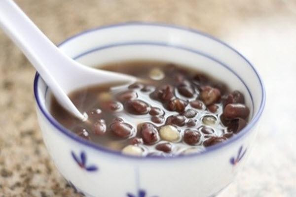 Ngày nay, món chè dân dã này đã thay đổi và có nhiều biến tấu nhưng nhiều người vẫn thích món chè đỗ đen ăn cùng đá viên và cốt dừa giản dị mà mát lành. Bưng cốc chè mát lạnh có những hạt đậu mềm bùi, thấm cái ngọt của đường, bao nhiêu cái nóng bức của mùa hè dường như tan biến hết.