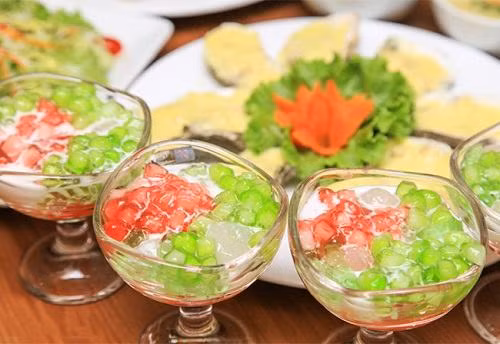 Chè bưởi, chè ngô, khoai,... hay chè sương sa hạt lựu, chè khúc bạch đều là những món chè giải nhiệt mùa hè vô cùng lý tưởng.