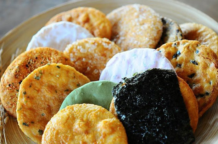 Senbei là một loại bánh gạo giòn được kết hợp với nhiều hương vị khác nhau. Với nhiều lựa chọn như senbei rưới nước tương, senbei vị mận đường, vị miso và muối.