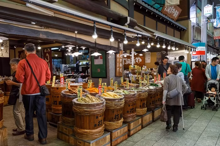 Người dân địa phương cũng coi đây là khu chợ quan trọng mà họ có thể mua bất cứ thứ gì cho nhu cầu ăn uống của mình tại khu chợ này.