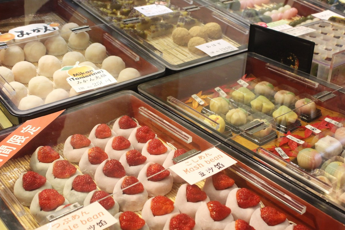 Mochi cũng là một món bánh ngon bạn không nên bỏ qua. Đầu tiên là mochi ngọt, mềm được phủ một lớp bột kinako (bột đậu nành nướng ngọt) có vị giống như đậu phộng. Tiếp đến là dango (một loại bánh trôi của Nhật Bản được làm từ bột nếp như bánh mocha) thường được rưới nước tương ngọt hoặc mặn.