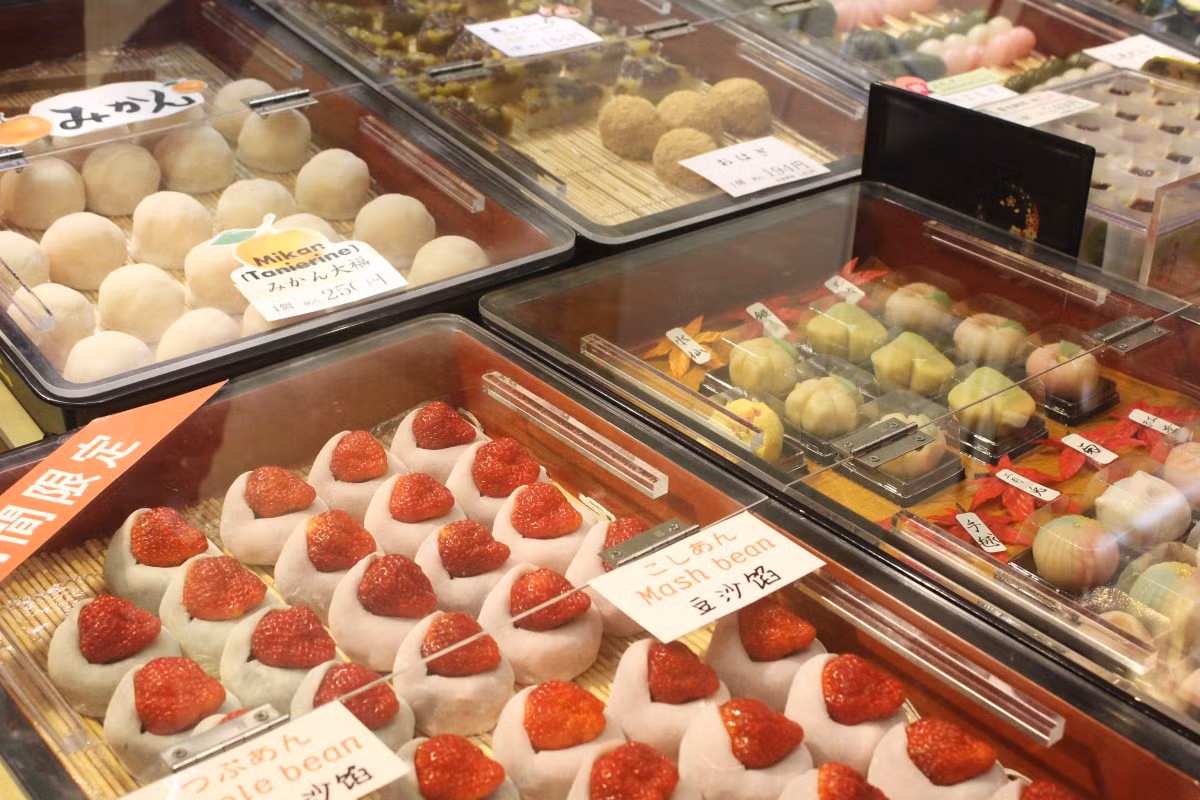 Mochi cũng là một món bánh ngon bạn không nên bỏ qua. Đầu tiên là mochi ngọt, mềm được phủ một lớp bột kinako (bột đậu nành nướng ngọt) có vị giống như đậu phộng. Tiếp đến là dango (một loại bánh trôi của Nhật Bản được làm từ bột nếp như bánh mocha) thường được rưới nước tương ngọt hoặc mặn.